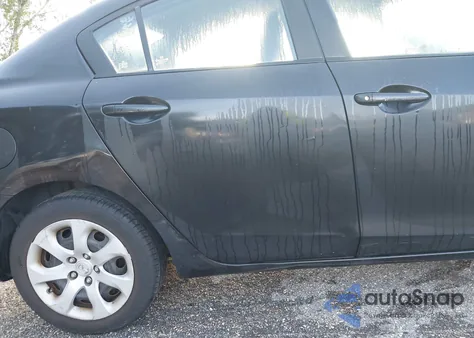 2011 Mazda Mazda3 I Sport из США, поврежденный, VIN JM1BL1UF6B1443240